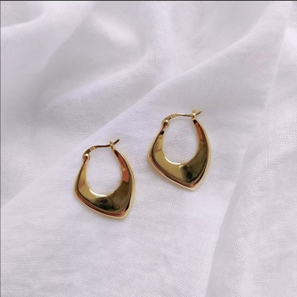 925 Elegant asymmetrical gold hoops